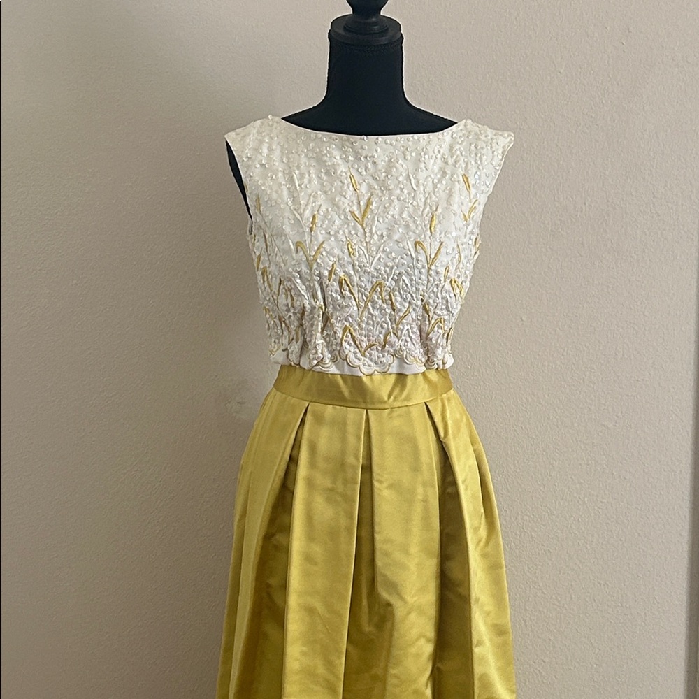 Elegant Vintage White and Gold Sleeveless Dress